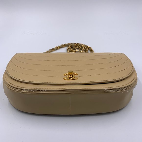 Authentic CHANEL Vintage Lambskin Half Moon Flap Bag Beige / gold hardware - Picture 5 of 17